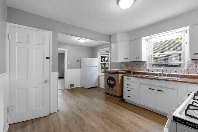 Building Photo - Charming Updated 2 Bed, 1 Bath Ranch – A H...