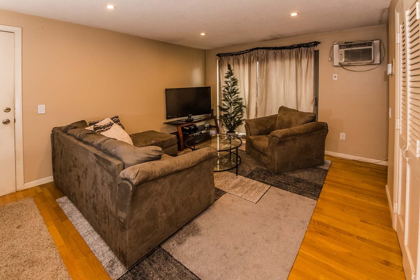 Building Photo - 172 River St