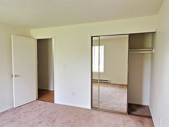 Building Photo - 3 bdrm, 1 bath, attached garage, $1795 Rent