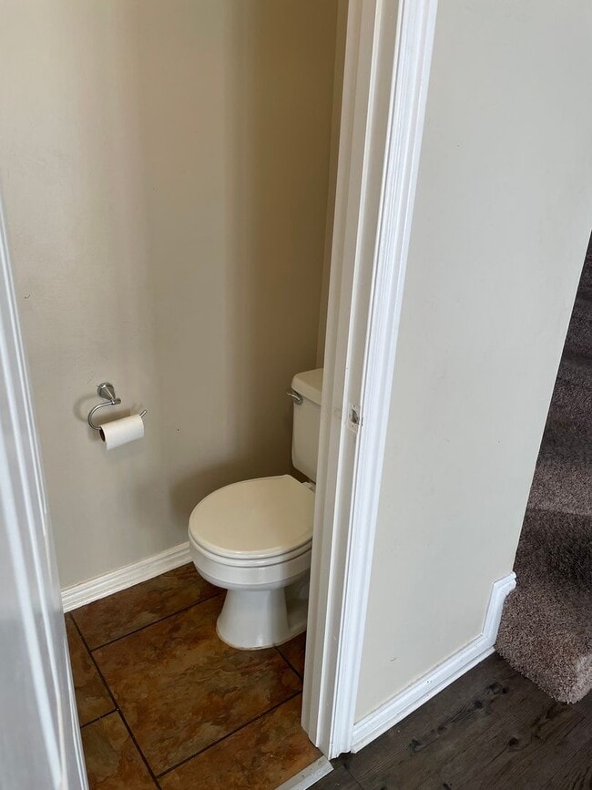 Building Photo - BEAUIFUL TOWNHOME!!!