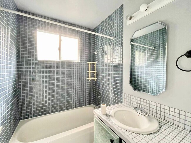 Building Photo - Spacious 5-Bedroom Home in Prime Location