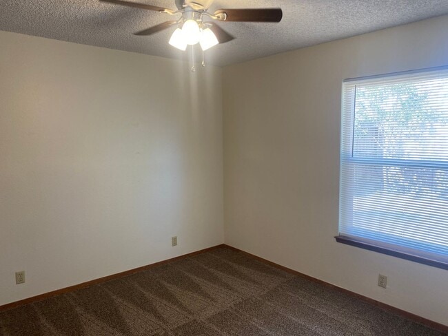 Building Photo - 3 Bedroom 2 Bathroom Golden West school di...