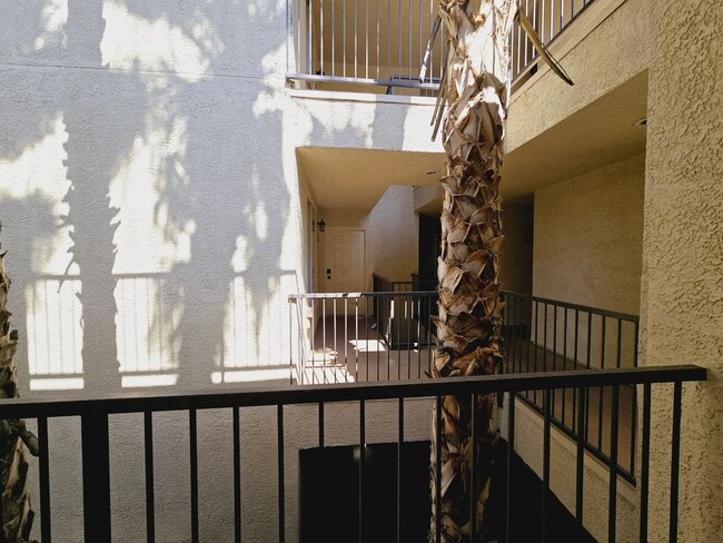 Building Photo - GUARD GATED CONDO W/ GARAGE