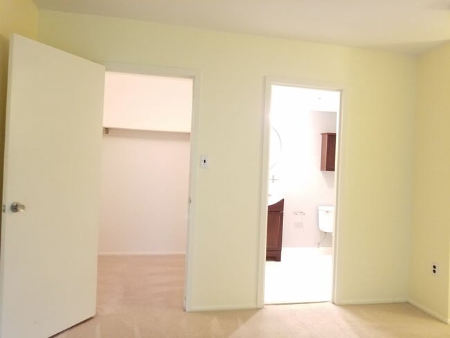 Building Photo - Extremely Well Maintained Second Level Condo Available mid-March!