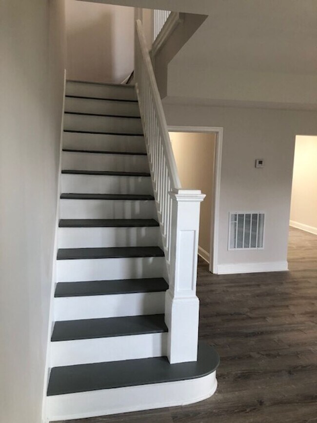 Building Photo - Beautiful and ready to move in 3 Bedroom, ...