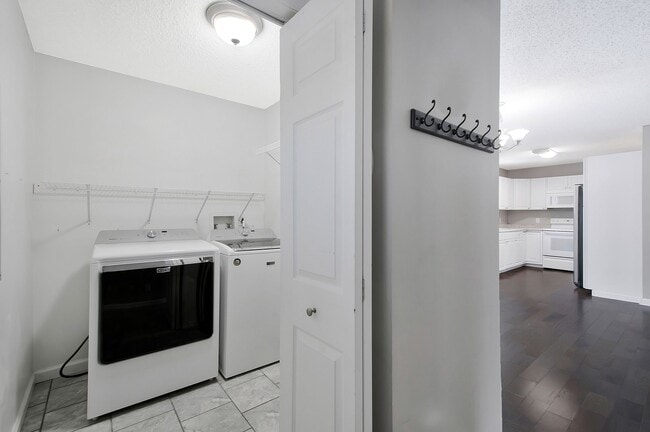 Building Photo - 1422 Wesley Rd