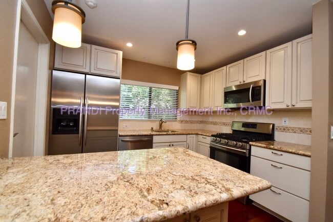 Building Photo - Lovely 3-Bedroom Townhouse in Desirable Pa...