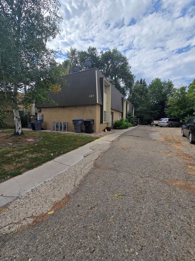 Building Photo - 2 Bedroom 1.5 Bath in Longmont, CO!