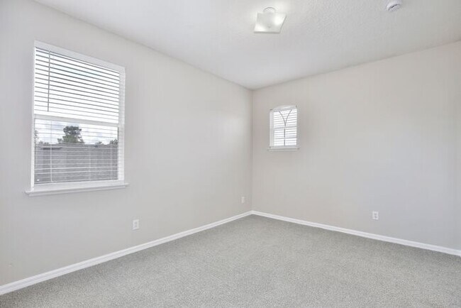 Building Photo - Gorgeous 4/2.5 Home with a 2 Car Garage Lo...