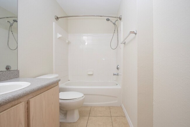 Building Photo - 2 Bedroom Condo W/ Garage in Lakewood Ranch