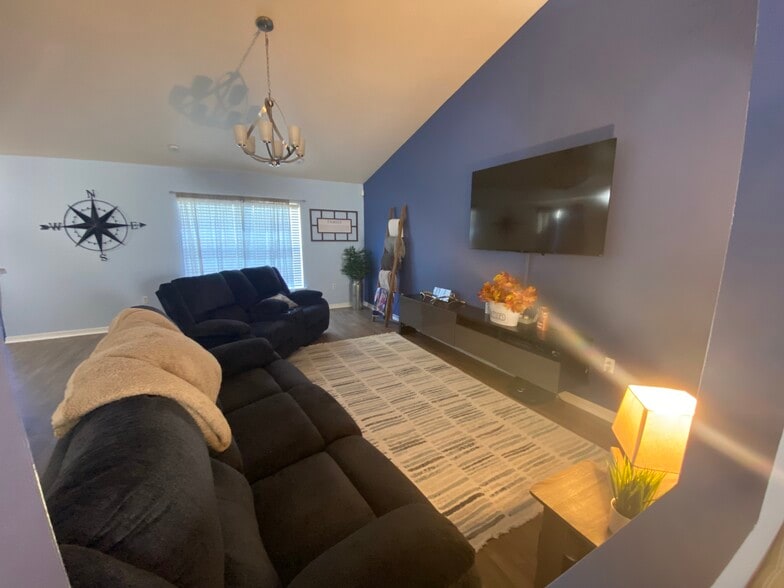 Building Photo - 4600 Tarrega St