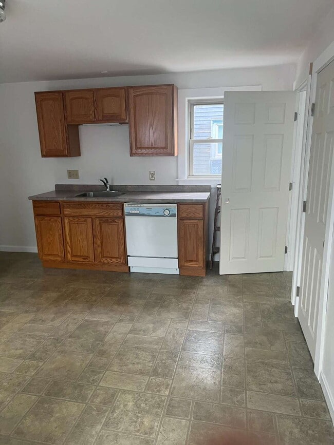 Building Photo - Newly renovated first Floor 1-Bedroom Apar...