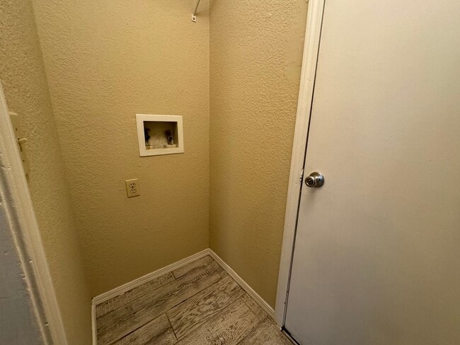 Building Photo - 3 bedroom 2 bathroom home Near In Broken A...