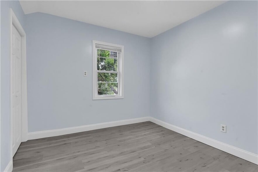 Building Photo - 458 High St