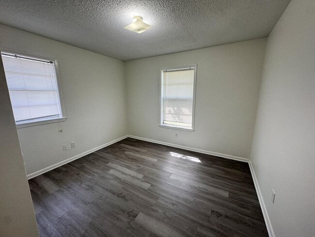 Building Photo - 702 Monterrey Dr