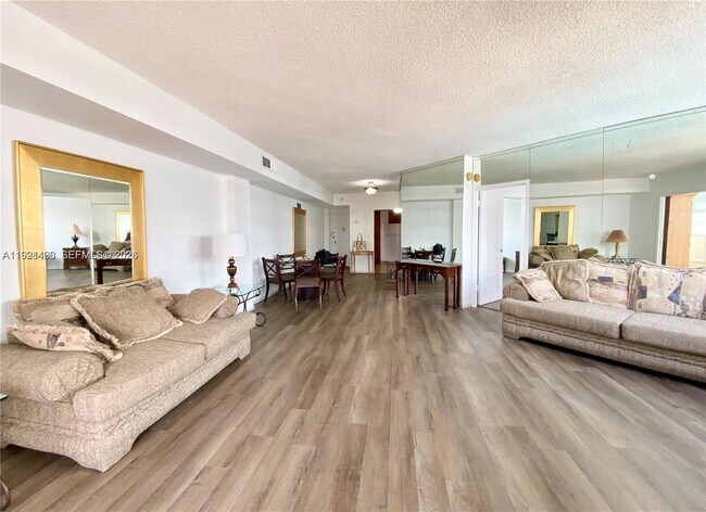 Building Photo - 905 Brickell Bay Dr