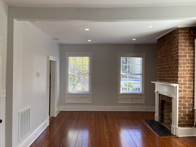 Building Photo - Move in Ready Duplex Close to Forsyth Park