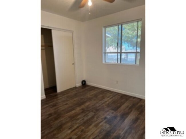 Building Photo - 4 bedroom, 2 bath