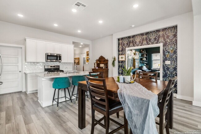 Building Photo - "Charming 3-Bedroom Home with 2 Full Baths and 1902 Sq Ft of Comfort in San Antonio!"