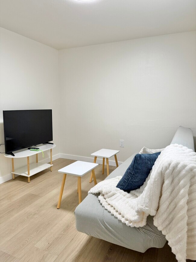 Building Photo - 506 Studio Unit