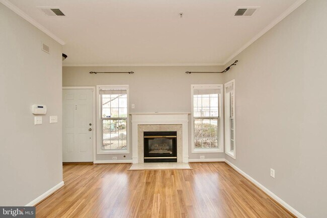 Building Photo - 2324 Henshaw Pl