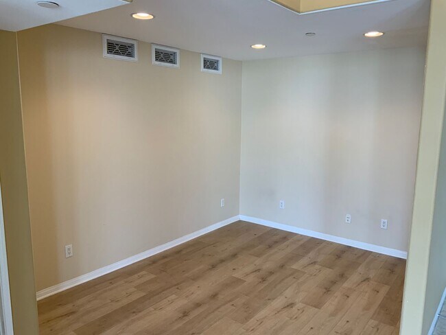 Building Photo - Fully Furnished Unit!!!