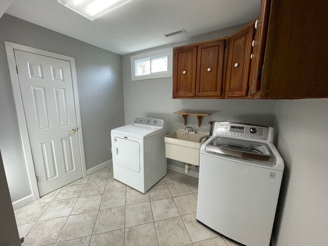 Building Photo - Cheerful 3 Bedroom 2 Bathroom With Office And Spacious Fenced Yard In Beautiful Pimmit Hills