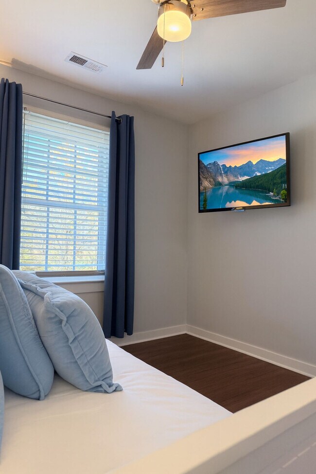 Building Photo - 445 Short Hills Dr