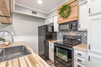 Building Photo - 16301 Ledgemont Ln