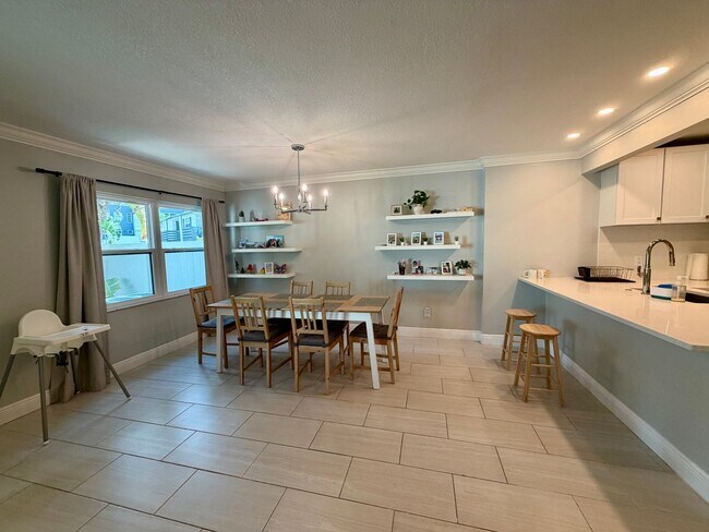 Building Photo - Updated 3 Bed 2.5 Bath Townhouse - SoHo / Hyde Park Area