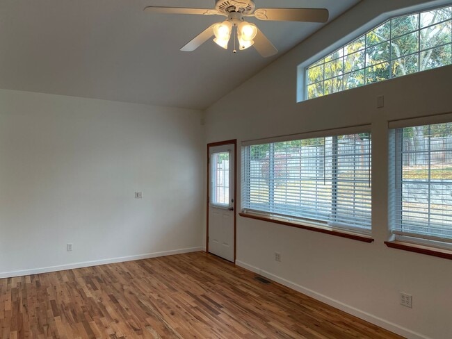 Building Photo - Nice 3 Bedroom 2 Bath Home-Office Space-Located in a Quiet East Medford  Nieghborhood East Medford