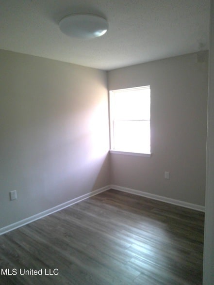 Building Photo - 433 Meadowlark Dr