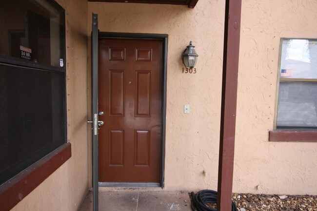 Building Photo - 1303 Lakeview Dr E