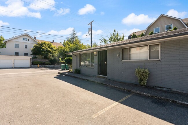 Building Photo - Renovated 2BR in Milwaukie