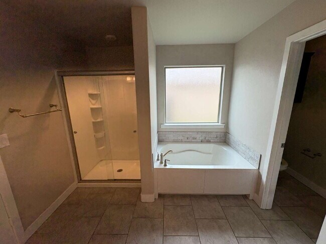 Building Photo - Stunning Three Bedroom In Bell Farms!