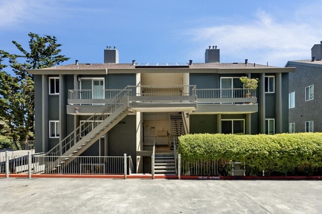 Building Photo - 2 Bedroom, 2 bathroom condo available with spectacular views of Richardson Bay!