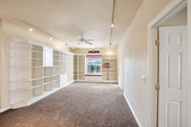 Building Photo - 4 Bedroom, Queens Ridge Guard Gated Commun...