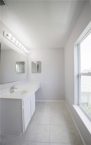 Building Photo - 203 Stony Point Dr