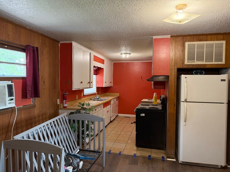 Kitchen. Tile floor. - 2410 Forest Home Rd