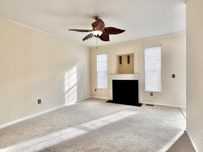 Building Photo - 211 Hawthorne Way