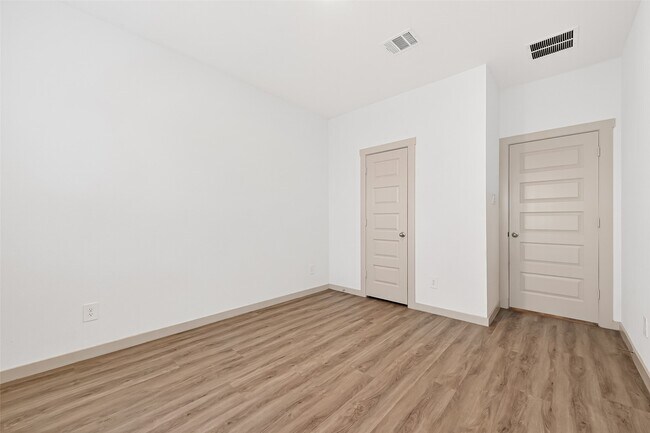 Building Photo - 1107 Lakes Edge Ln