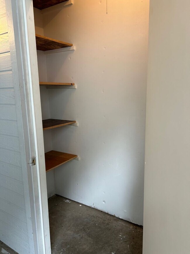 Building Photo - Spacious bright condo with new carpet and new paint and 2 bathrooms