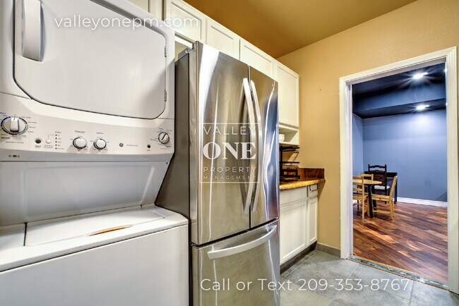 Building Photo - Luxury Private Furnished 2 Bed 2 Bath Suite With Private Courtyard - Utilities Included!
