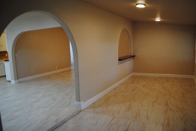 Building Photo - 8817 Butternut Ave