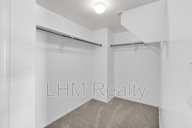 Building Photo - 2210 E Huntington Dr