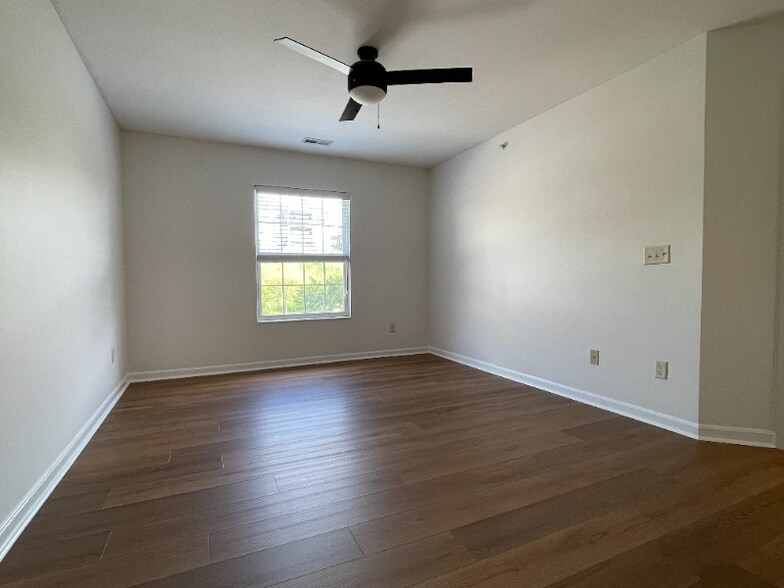 Building Photo - 301 Skyview Ct