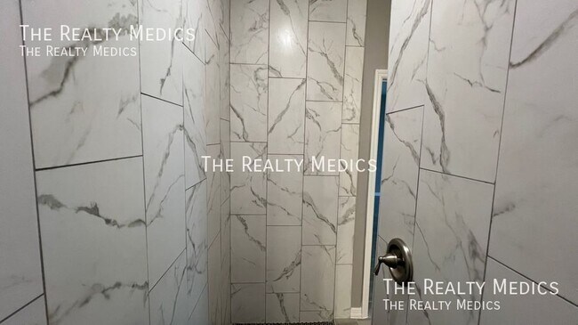 Building Photo - 850 Peyton Ave