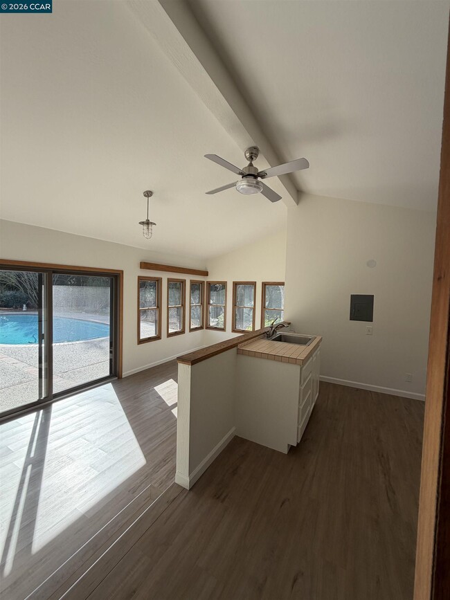 Building Photo - 2994 Roundhill Rd