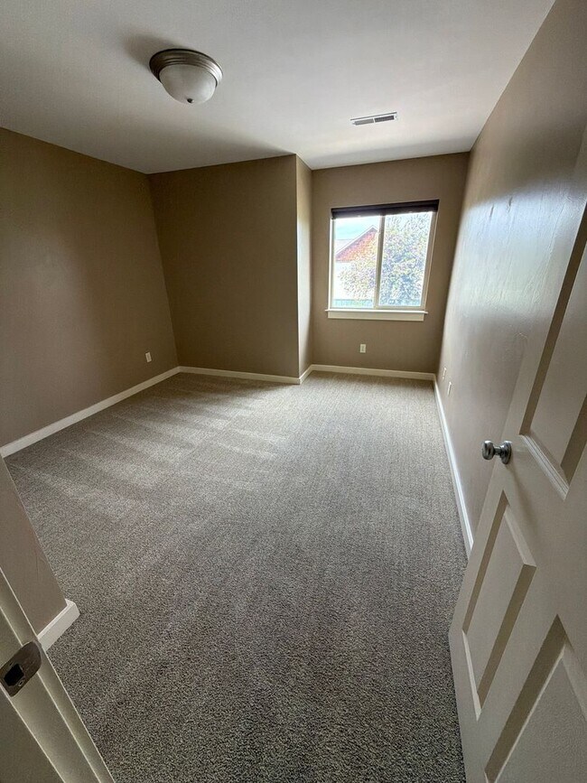 Building Photo - 712 Forestglen Dr