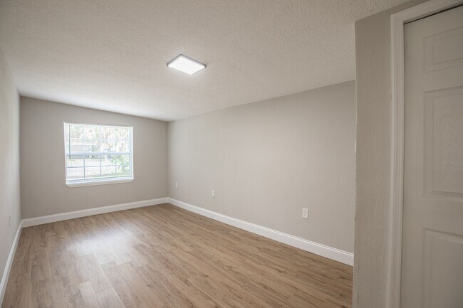 Building Photo - Renovated 4/2